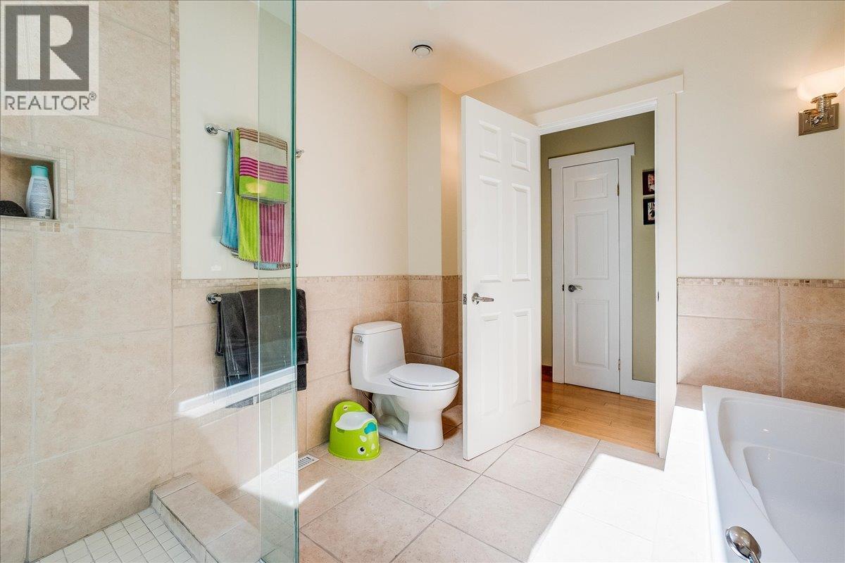 1001 Gilker Street, Nelson, BC - Indoor Photo Showing Bathroom