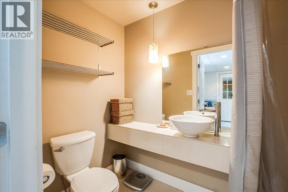 1001 Gilker Street, Nelson, BC - Indoor Photo Showing Bathroom