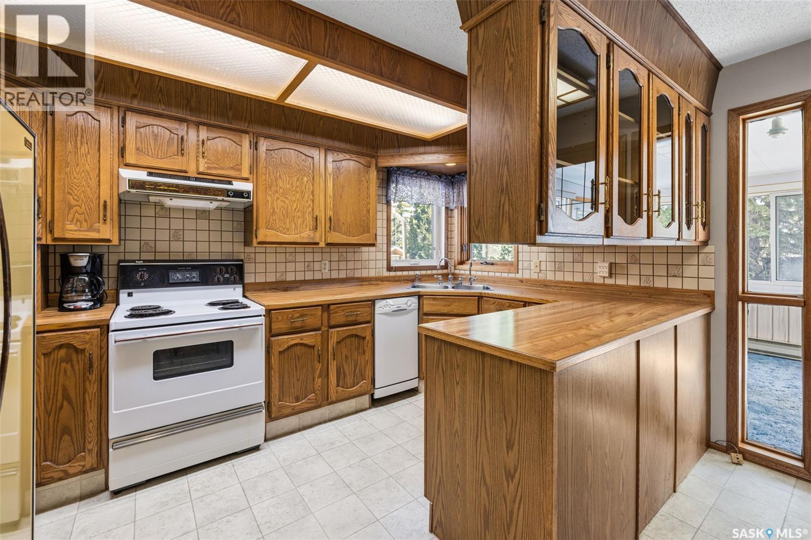 287 Rogers Road, Regina, SK - Indoor Photo Showing Kitchen