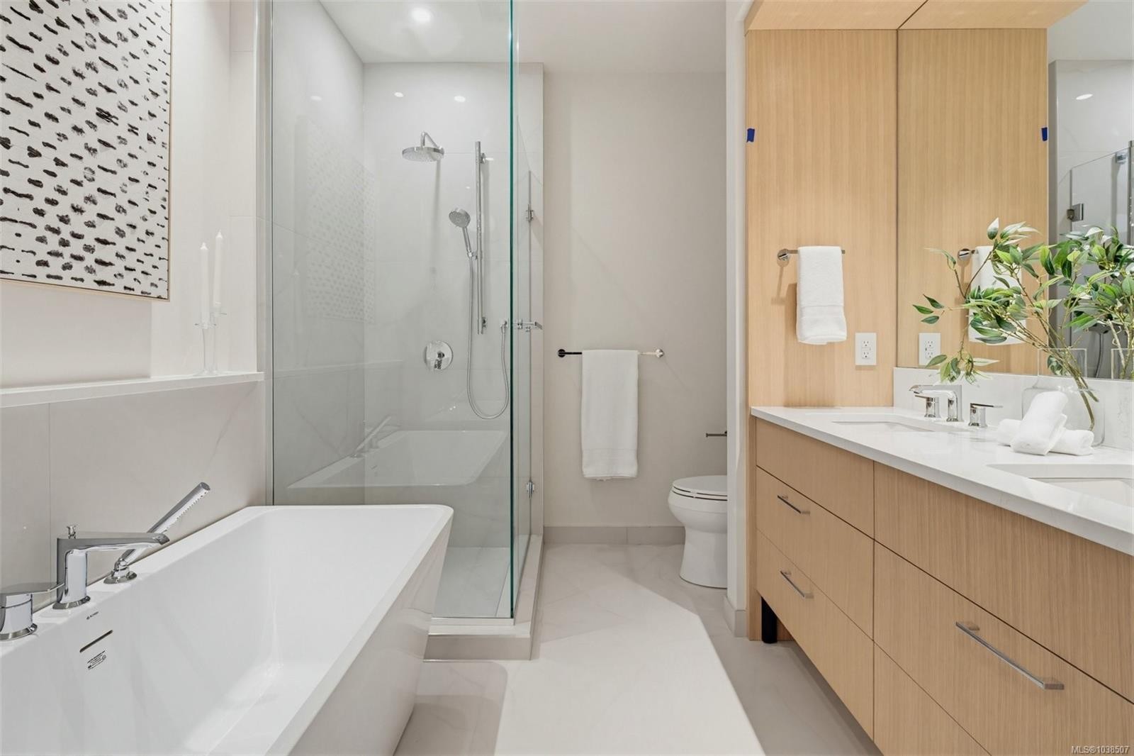 #Ph 403-5229 Cordova Bay Rd, Saanich, BC - Indoor Photo Showing Bathroom