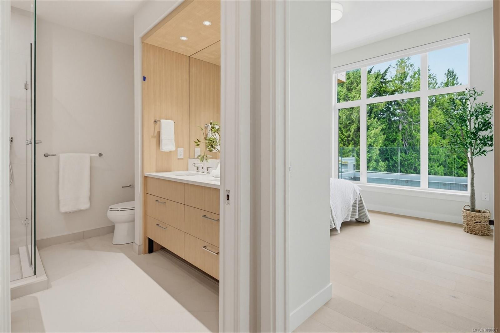#Ph 403-5229 Cordova Bay Rd, Saanich, BC - Indoor Photo Showing Bathroom