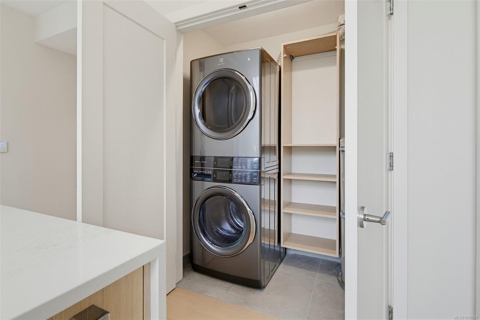 #Ph 403-5229 Cordova Bay Rd, Saanich, BC - Indoor Photo Showing Laundry Room