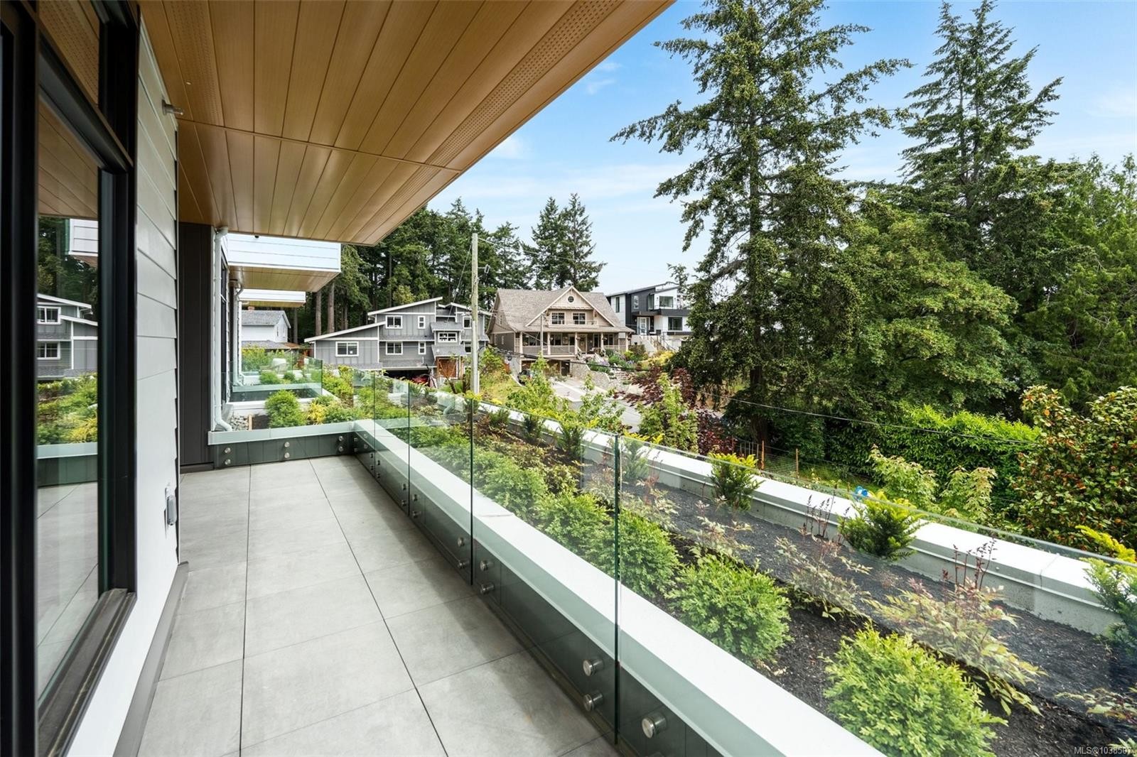 #Ph 403-5229 Cordova Bay Rd, Saanich, BC - Outdoor
