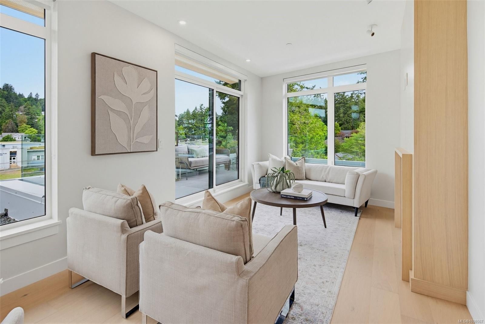 #Ph 403-5229 Cordova Bay Rd, Saanich, BC - Indoor Photo Showing Living Room