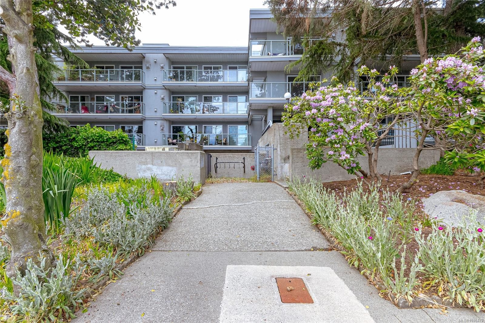 #411-2022 Foul Bay Rd, Victoria, BC - Outdoor