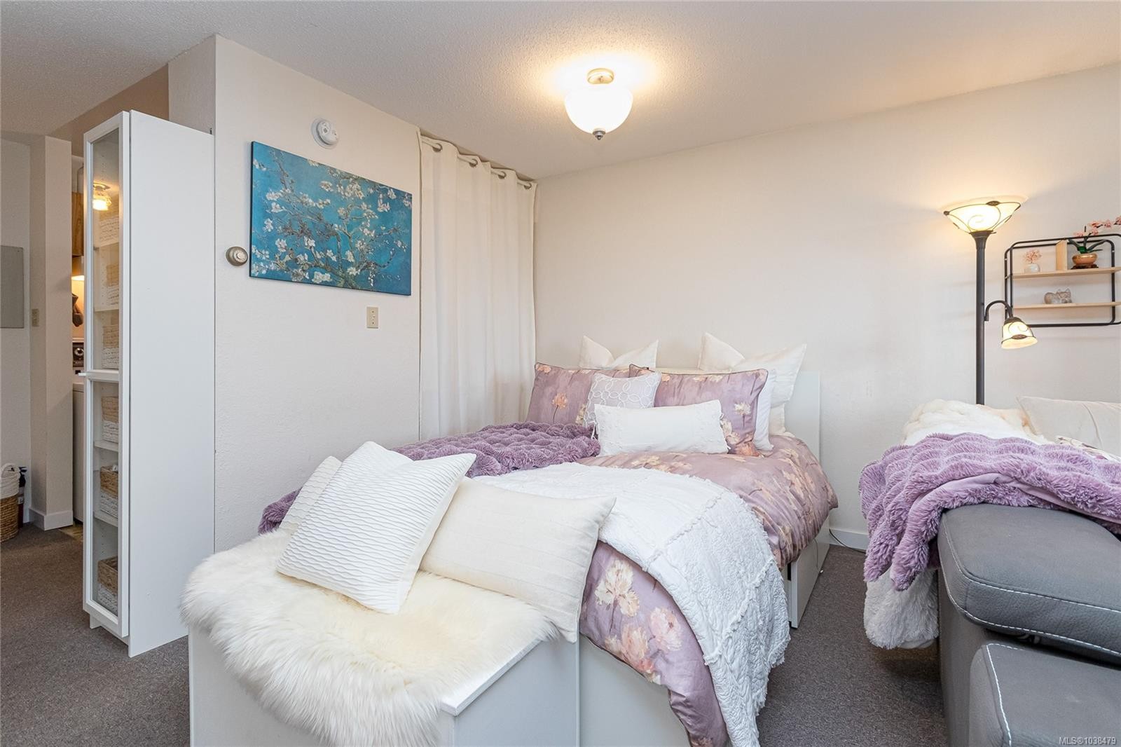#411-2022 Foul Bay Rd, Victoria, BC - Indoor Photo Showing Bedroom
