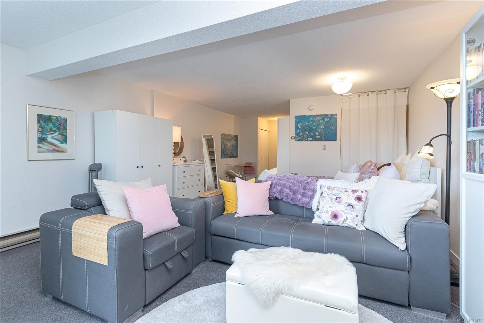 #411-2022 Foul Bay Rd, Victoria, BC - Indoor Photo Showing Living Room