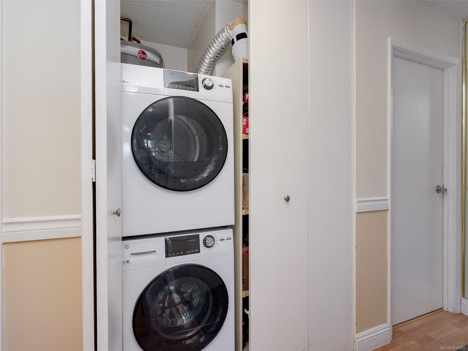 #501-327 Maitland St, Victoria, BC - Indoor Photo Showing Laundry Room