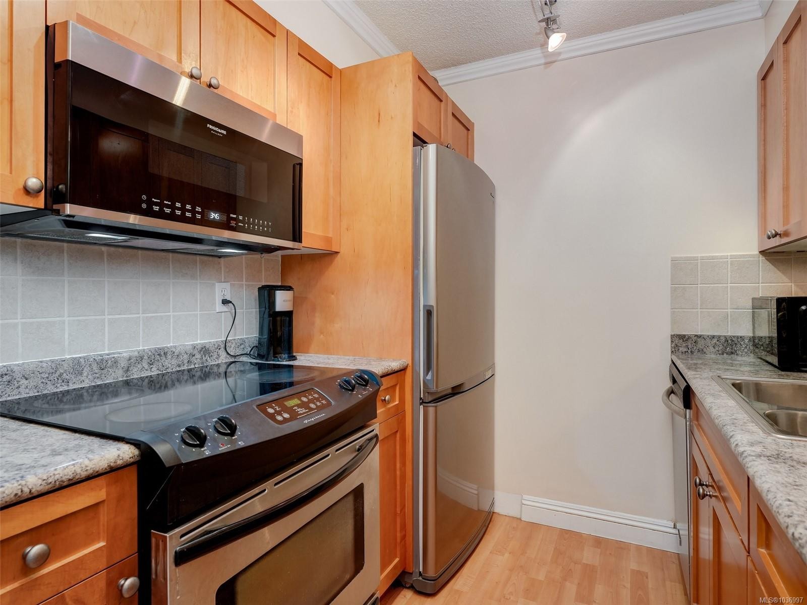 #501-327 Maitland St, Victoria, BC - Indoor Photo Showing Kitchen