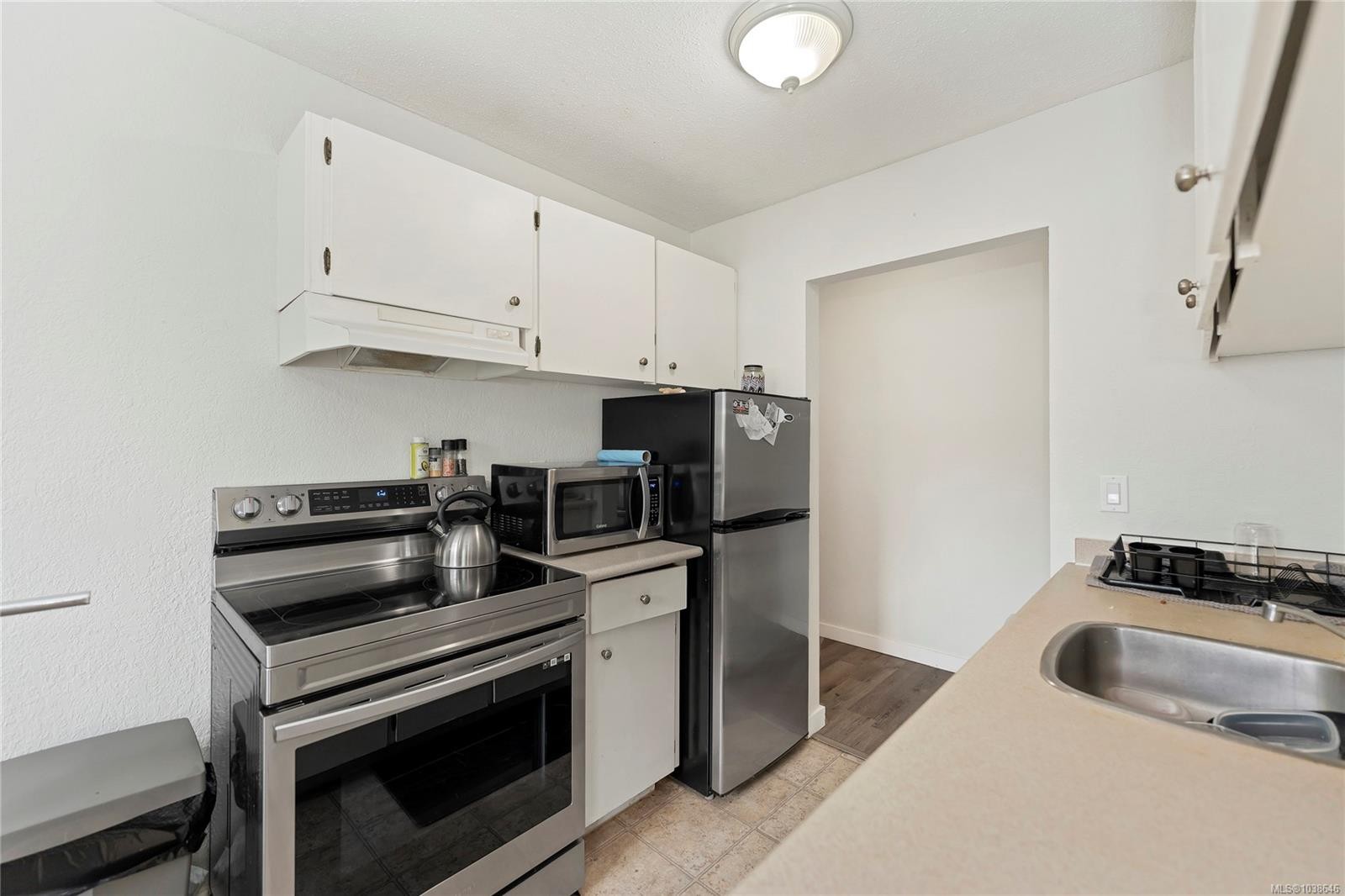 #304-3040 Pine St, Chemainus, BC - Indoor Photo Showing Kitchen With Double Sink