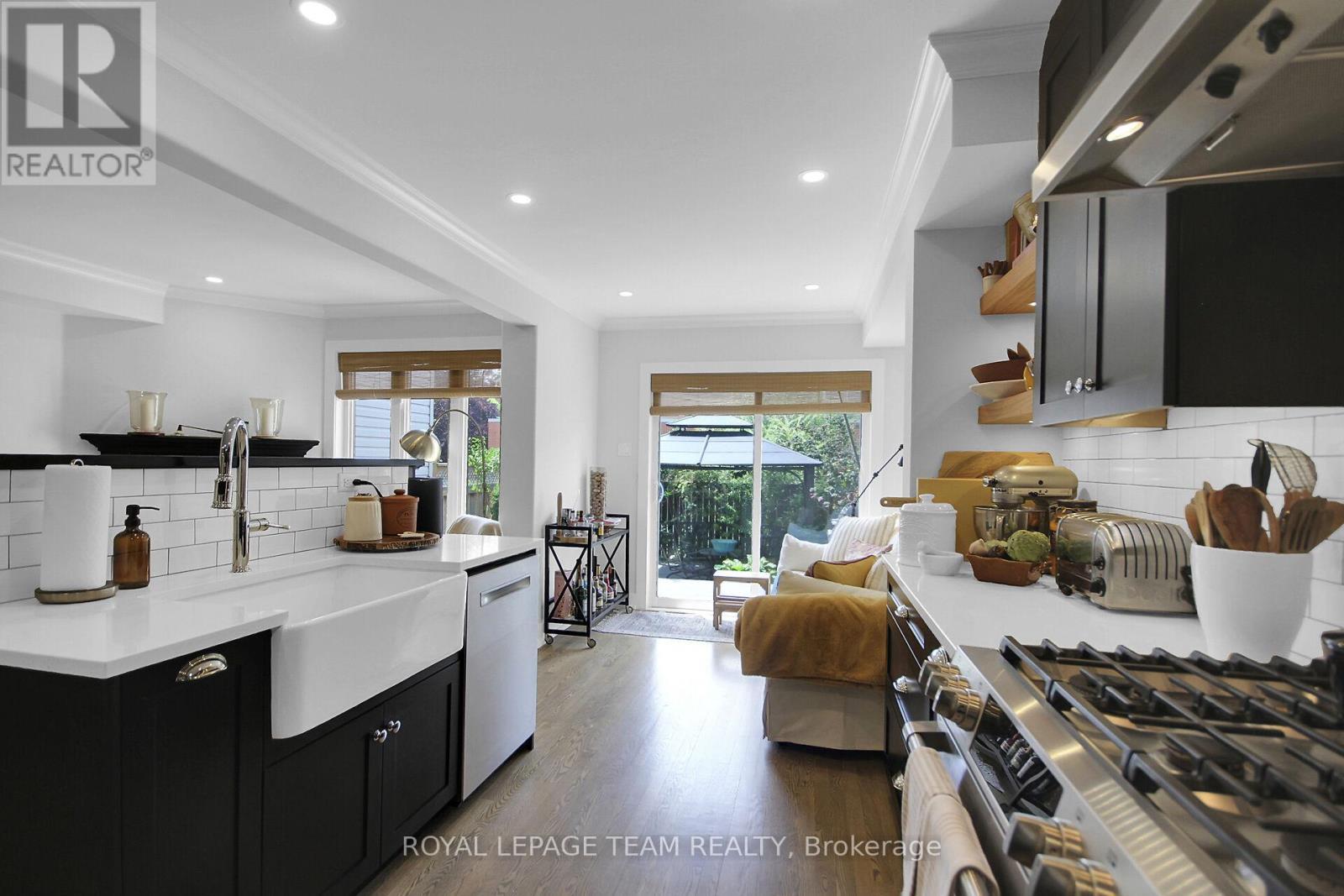 112 Talltree Crescent, Ottawa, ON - Indoor Photo Showing Kitchen With Upgraded Kitchen