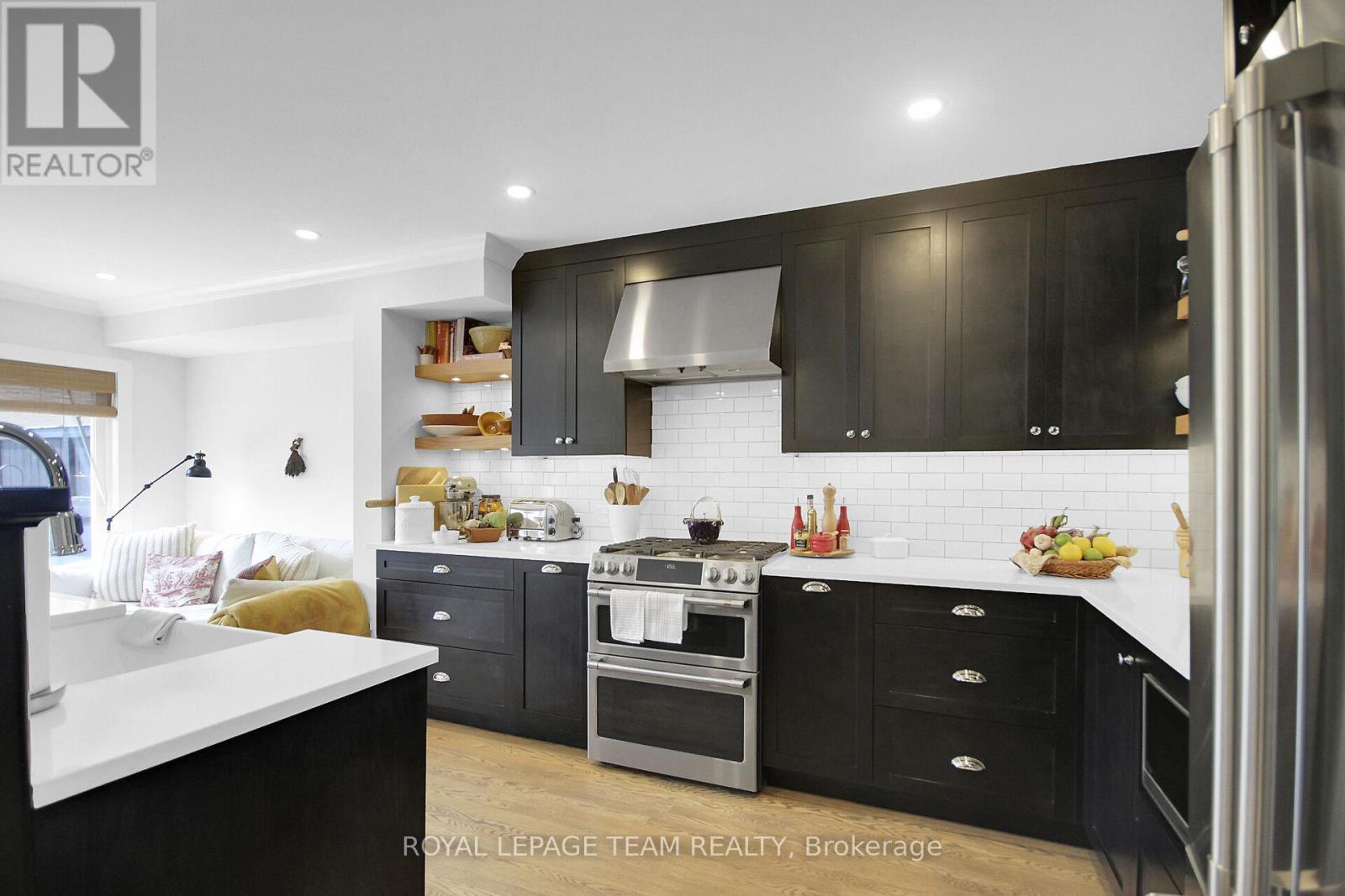 112 Talltree Crescent, Ottawa, ON - Indoor Photo Showing Kitchen With Upgraded Kitchen