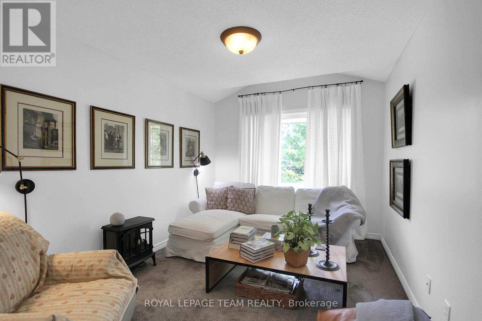 112 Talltree Crescent, Ottawa, ON - Indoor Photo Showing Living Room