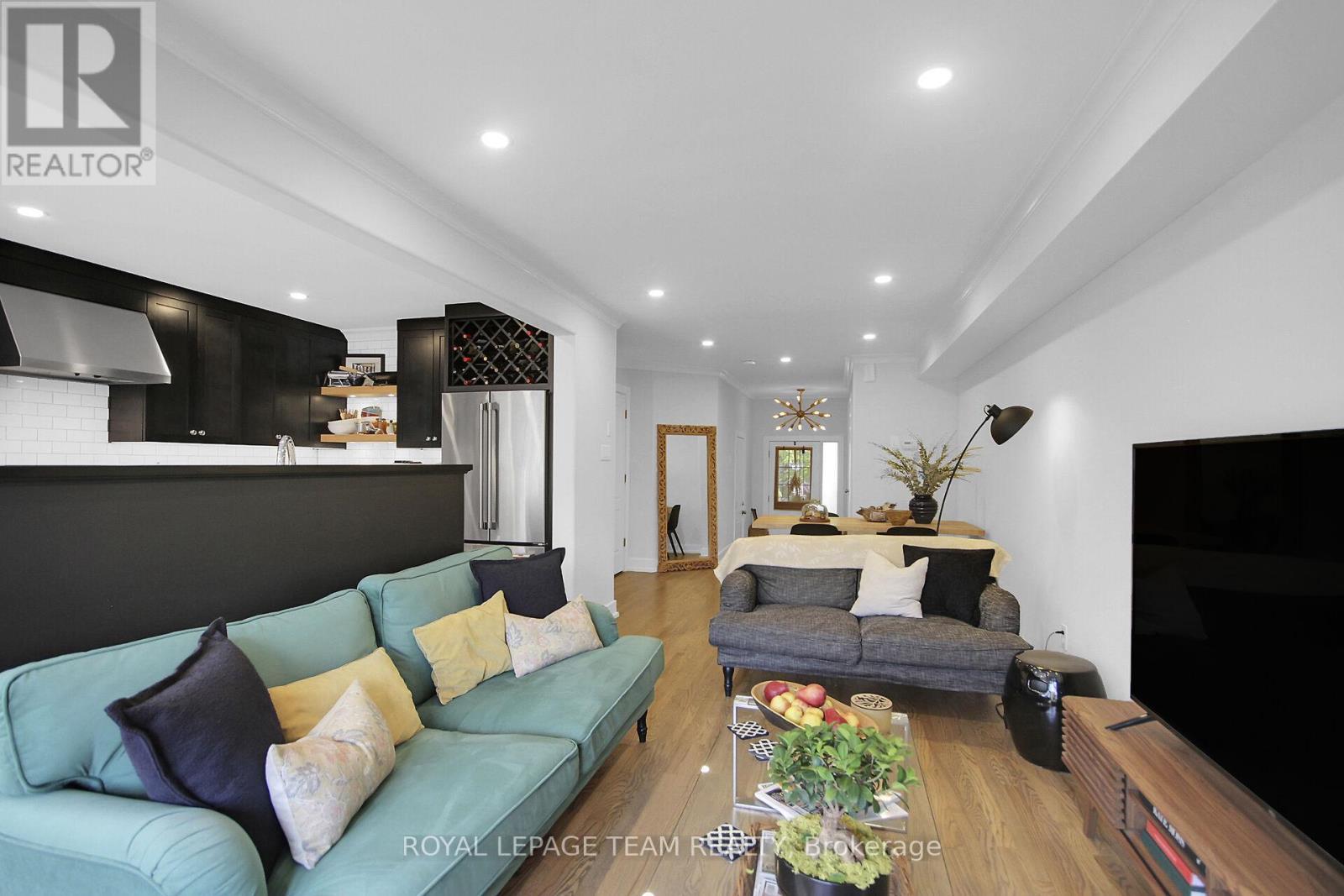 112 Talltree Crescent, Ottawa, ON - Indoor Photo Showing Living Room