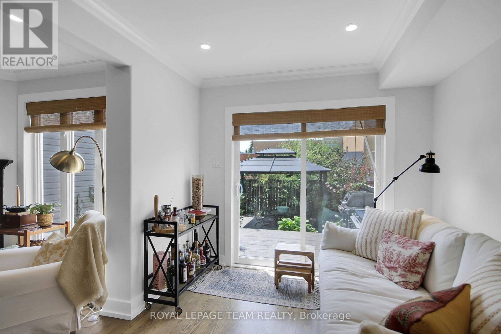 112 Talltree Crescent, Ottawa, ON - Indoor Photo Showing Living Room