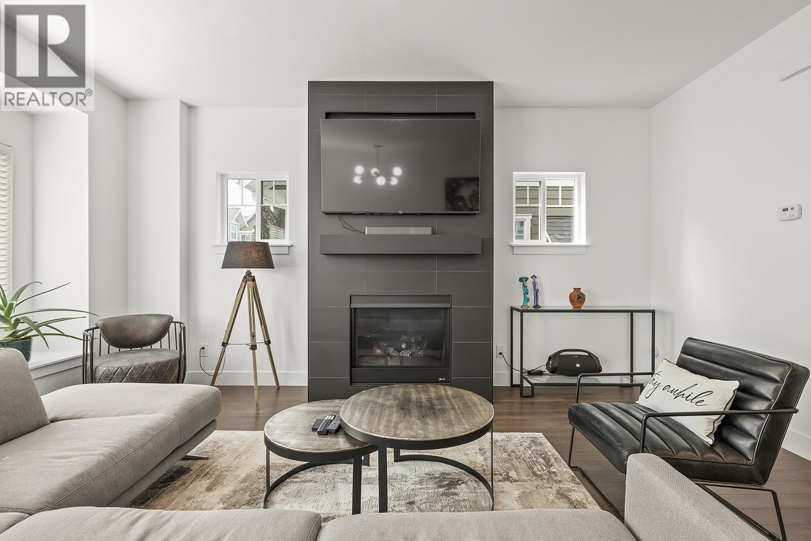 600 Sherwood Road Unit# 45, Kelowna, BC - Indoor Photo Showing Living Room With Fireplace