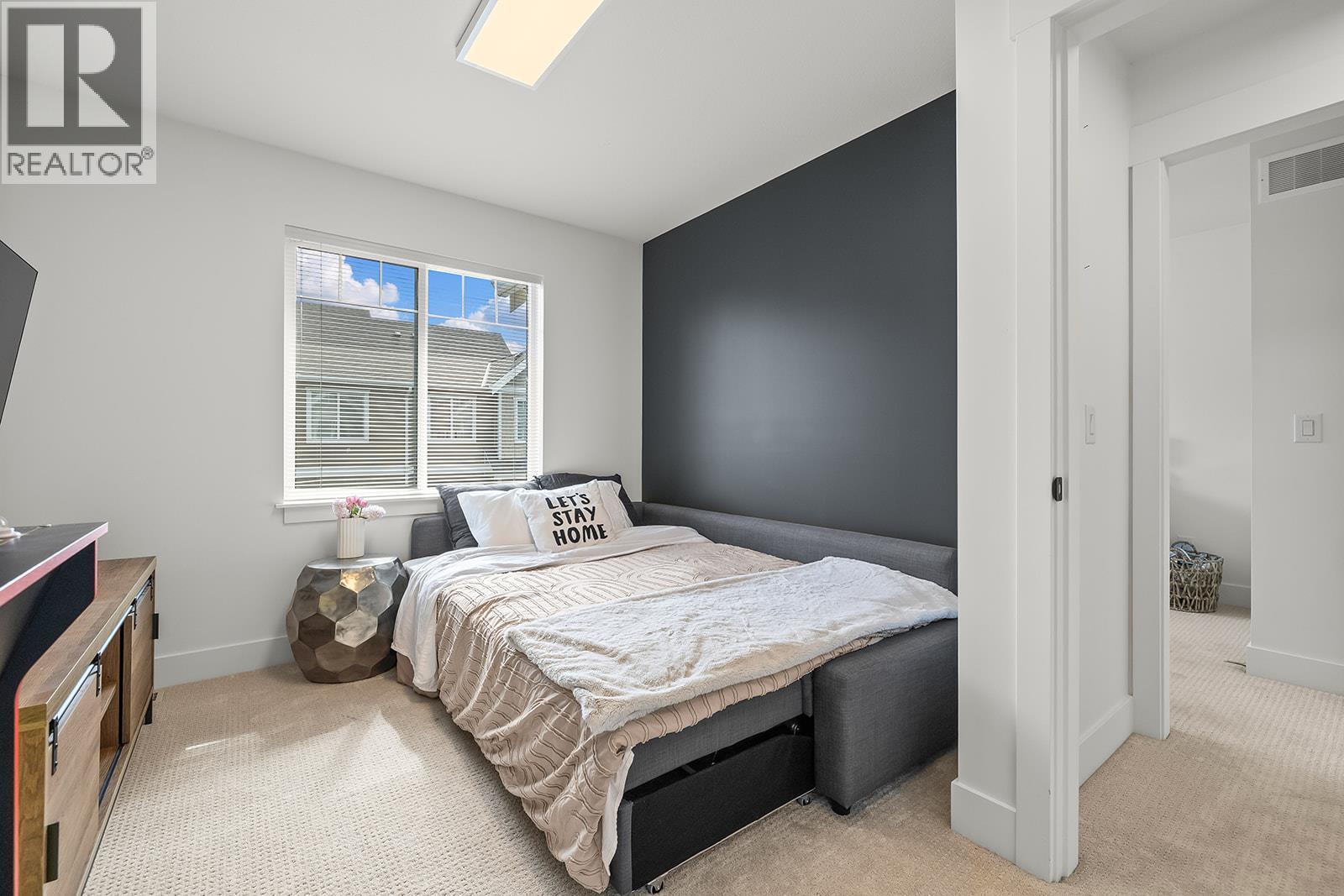 600 Sherwood Road Unit# 45, Kelowna, BC - Indoor Photo Showing Bedroom