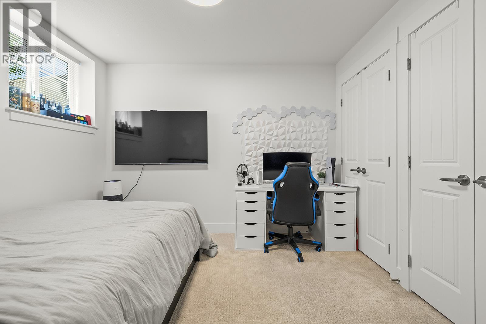 600 Sherwood Road Unit# 45, Kelowna, BC - Indoor Photo Showing Bedroom