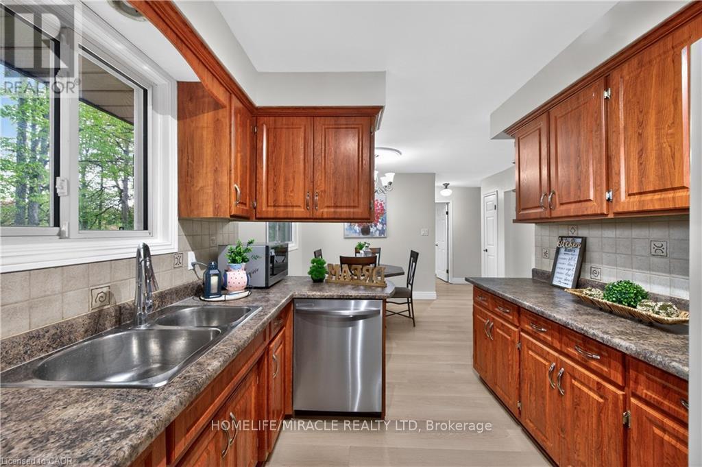 217 Pinegrove Crescent, Waterloo, ON - Indoor Photo Showing Kitchen With Double Sink