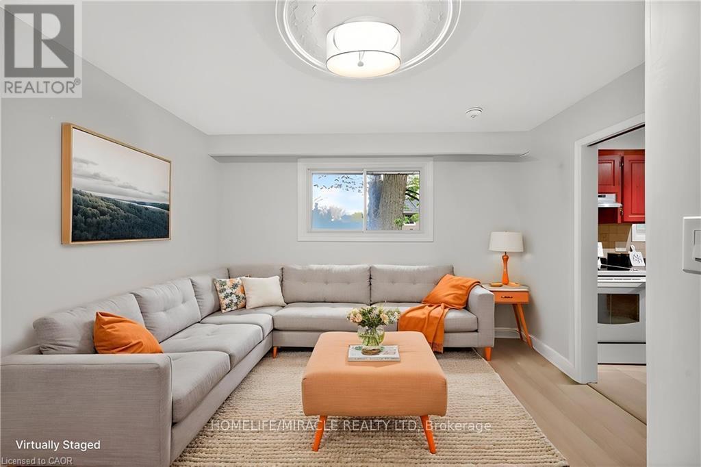 217 Pinegrove Crescent, Waterloo, ON - Indoor Photo Showing Living Room