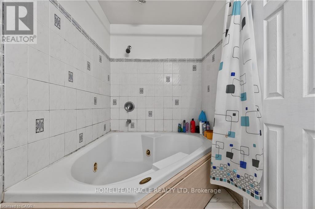 217 Pinegrove Crescent, Waterloo, ON - Indoor Photo Showing Bathroom