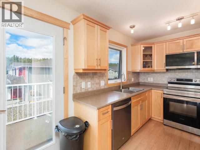 15 Bailey Place, Whitehorse, YT - Indoor Photo Showing Kitchen With Double Sink