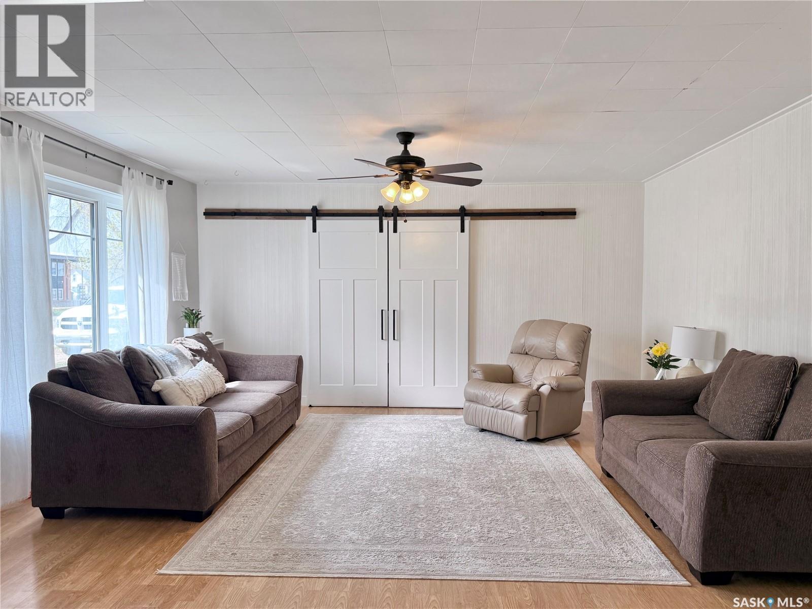 211 Pangman Street, Outlook, SK - Indoor Photo Showing Living Room