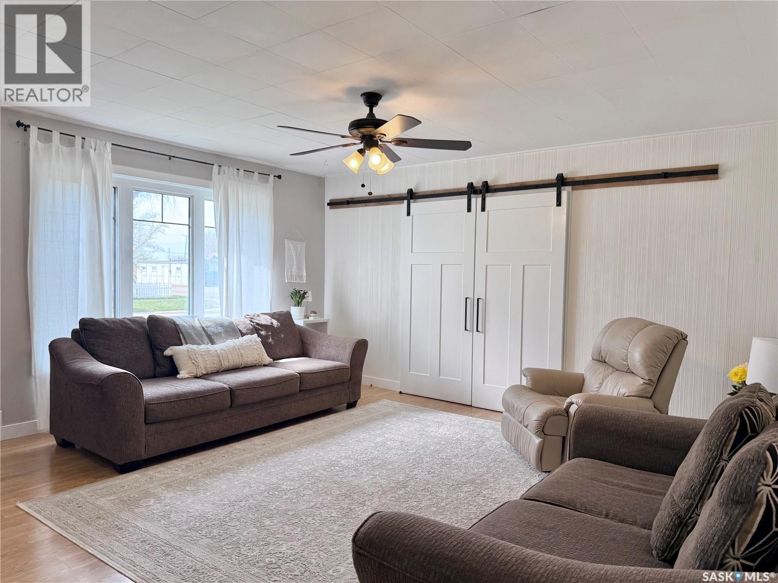 211 Pangman Street, Outlook, SK - Indoor Photo Showing Living Room