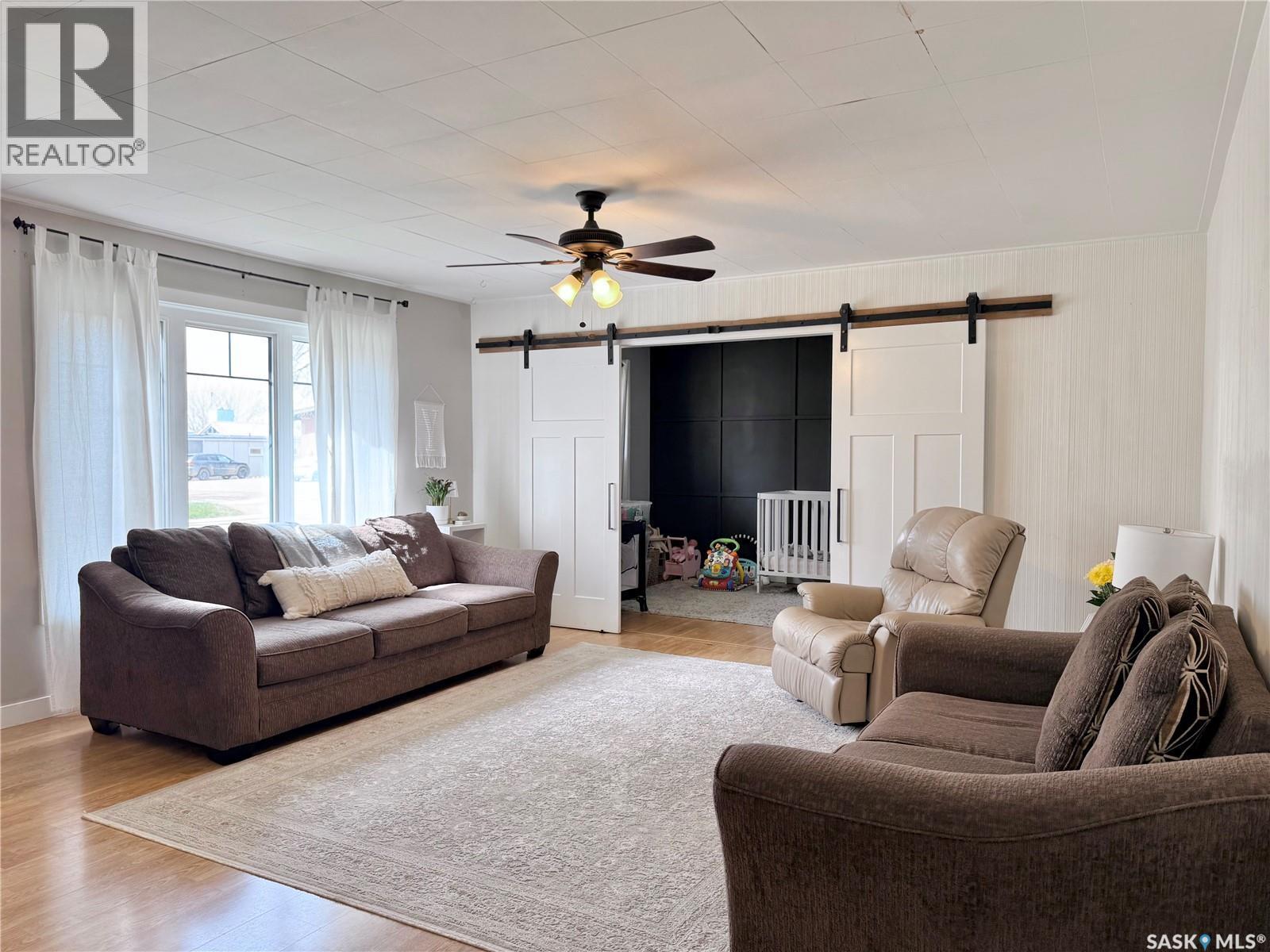 211 Pangman Street, Outlook, SK - Indoor Photo Showing Living Room
