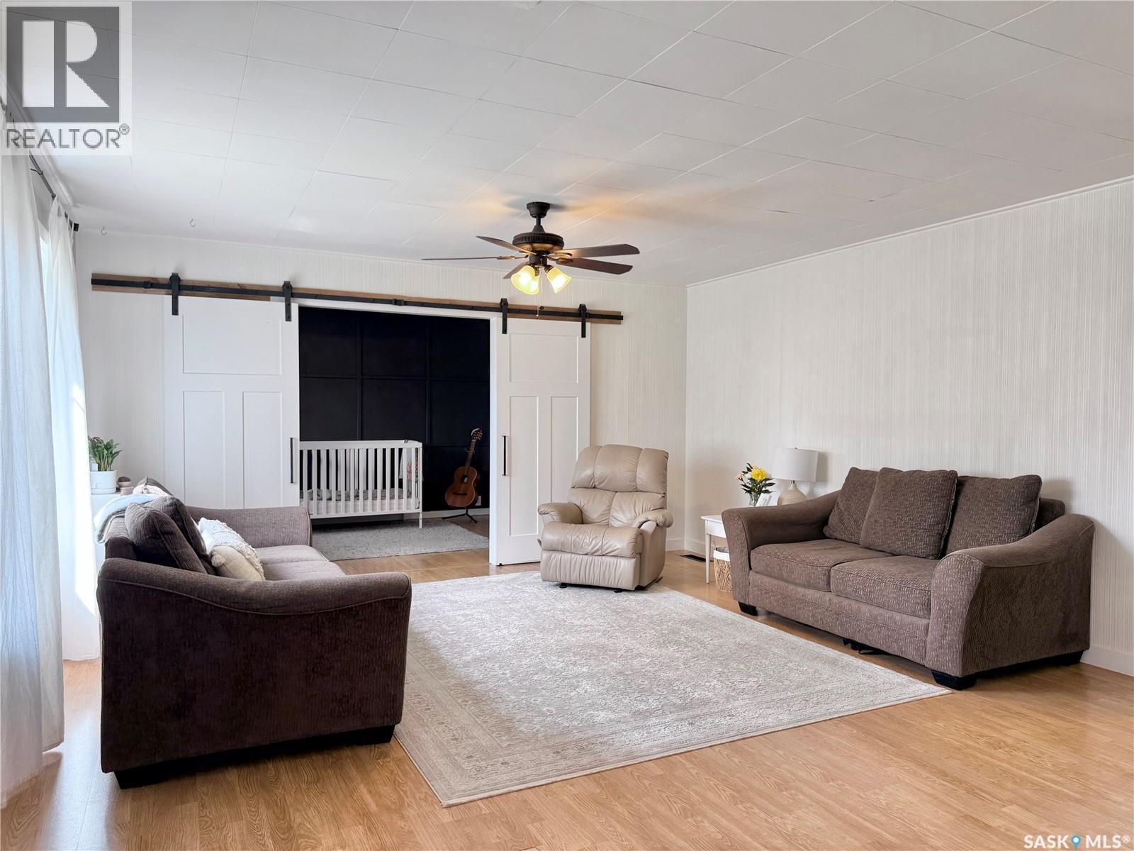 211 Pangman Street, Outlook, SK - Indoor Photo Showing Living Room