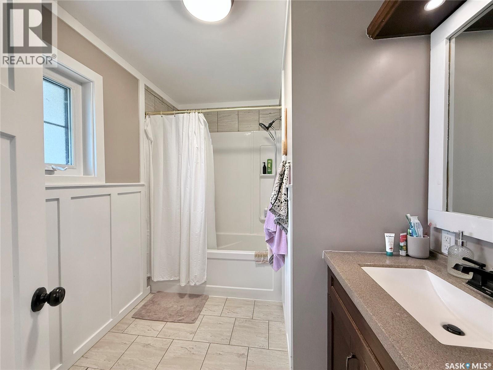 211 Pangman Street, Outlook, SK - Indoor Photo Showing Bathroom