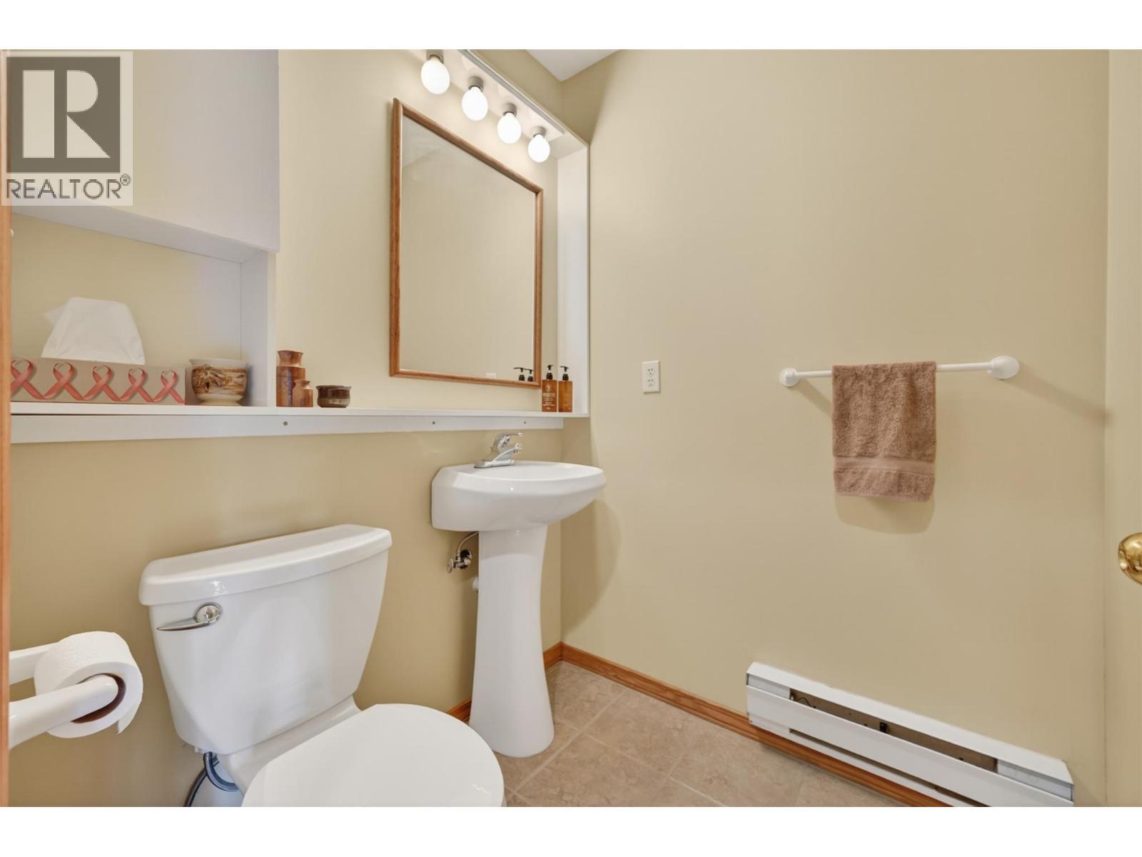 1067 Timberhill Place, Windermere, BC - Indoor Photo Showing Bathroom