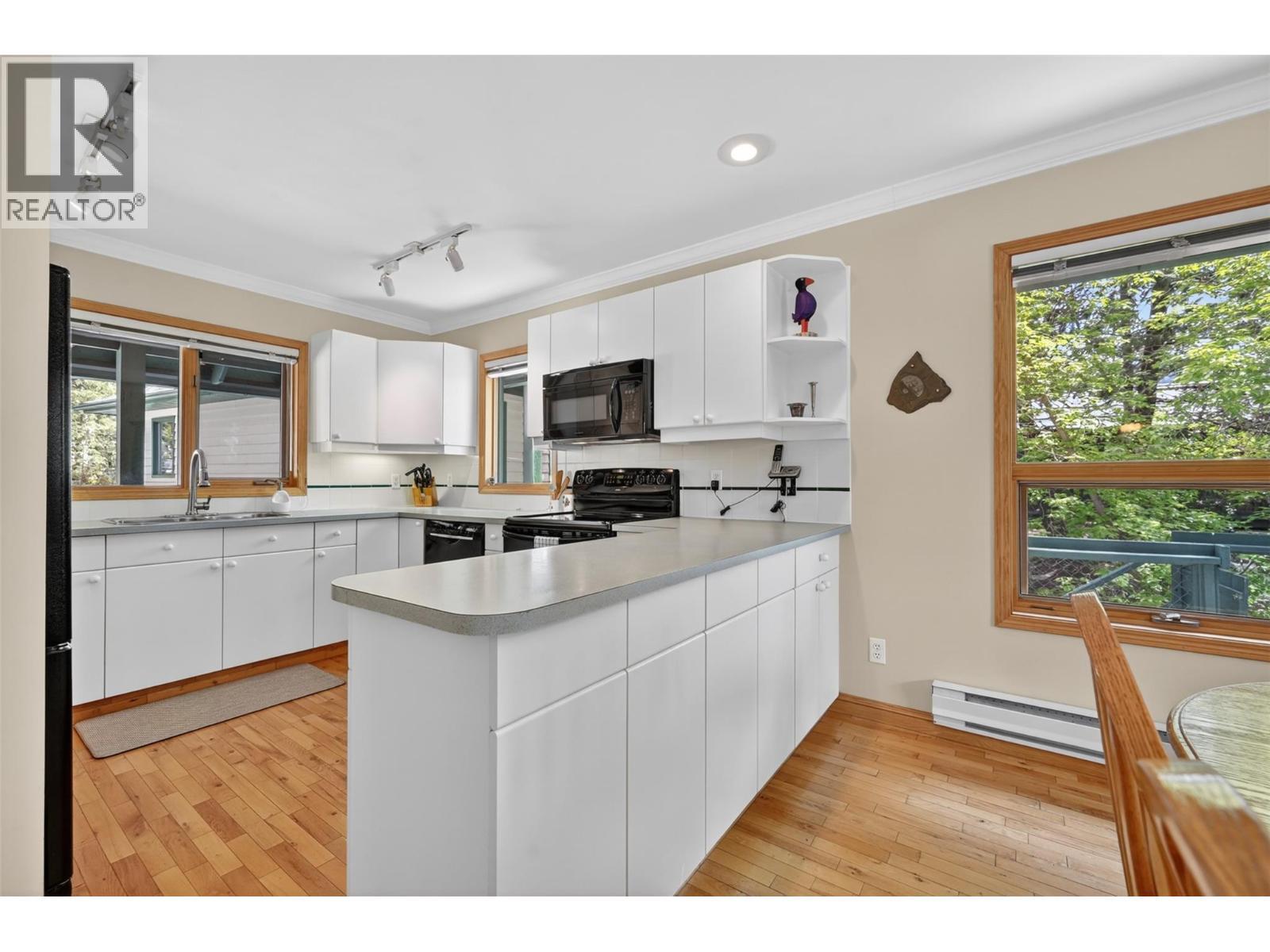 1067 Timberhill Place, Windermere, BC - Indoor Photo Showing Kitchen