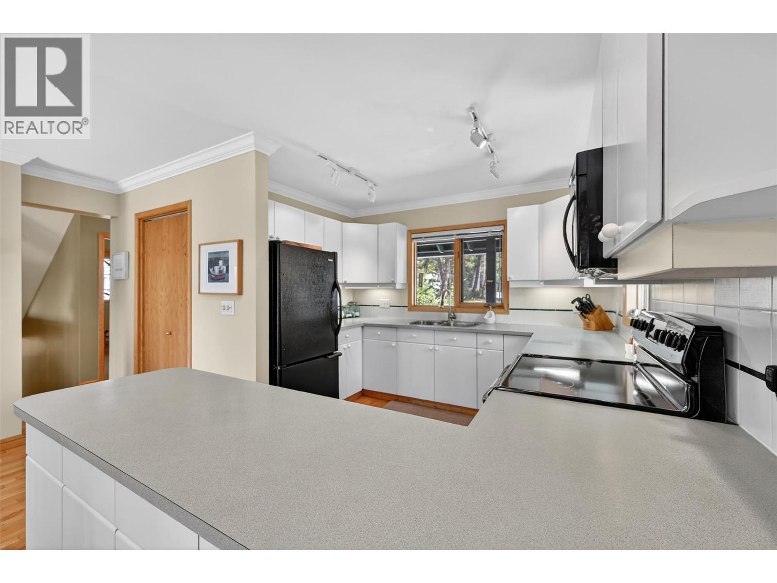 1067 Timberhill Place, Windermere, BC - Indoor Photo Showing Kitchen