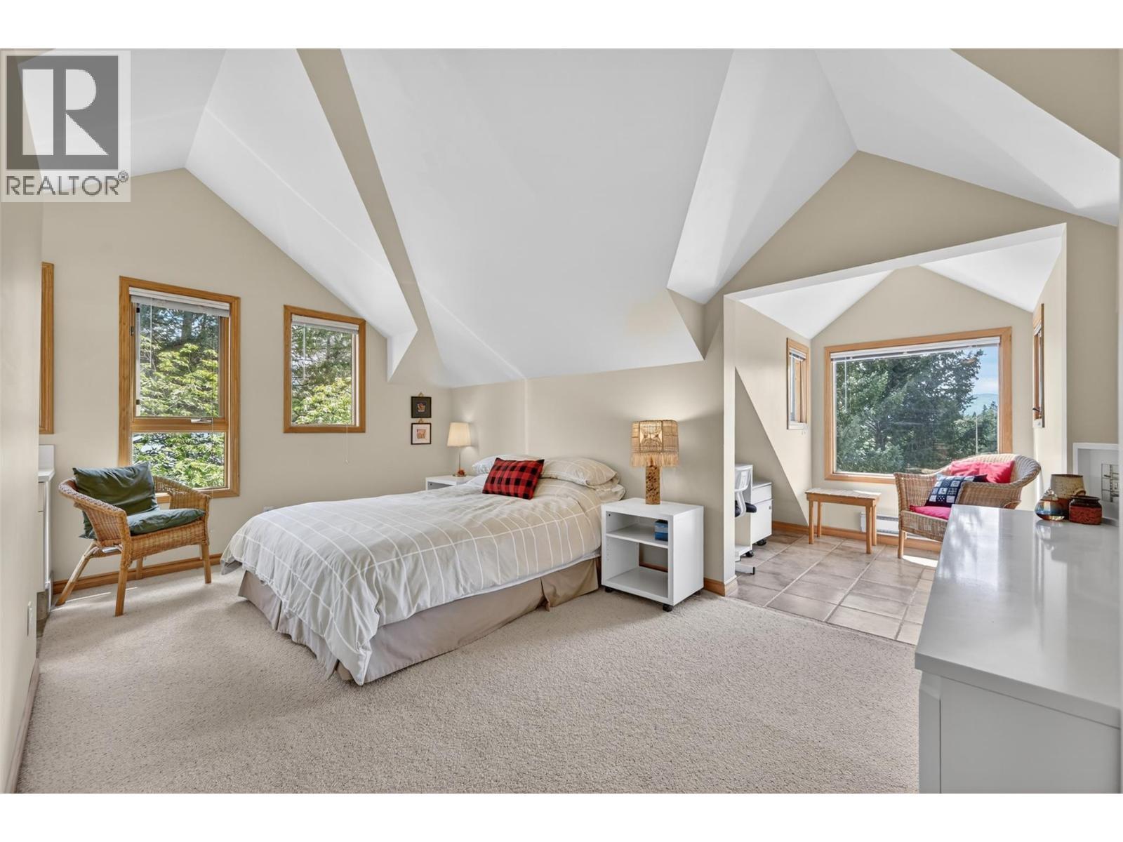 1067 Timberhill Place, Windermere, BC - Indoor Photo Showing Bedroom