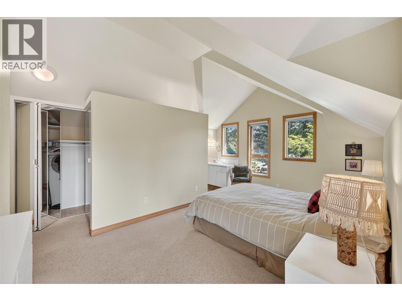 1067 Timberhill Place, Windermere, BC - Indoor Photo Showing Bedroom