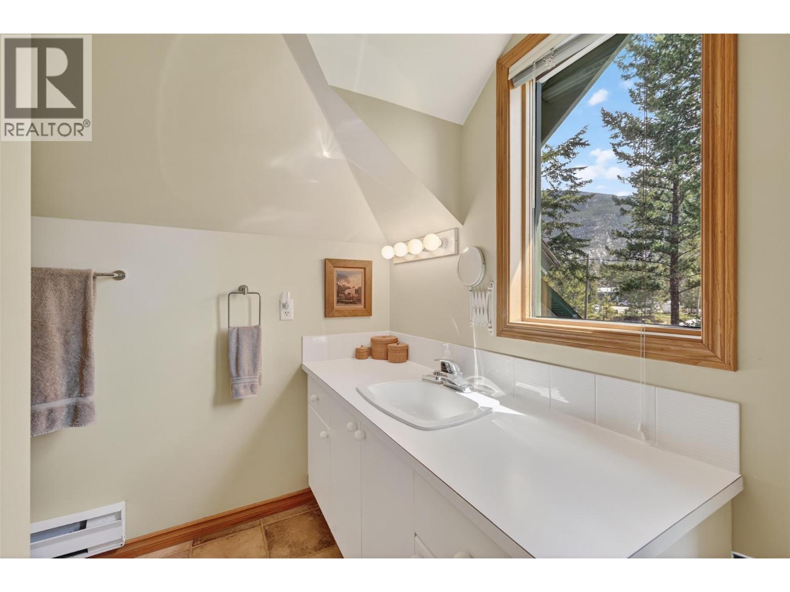 1067 Timberhill Place, Windermere, BC - Indoor Photo Showing Bathroom