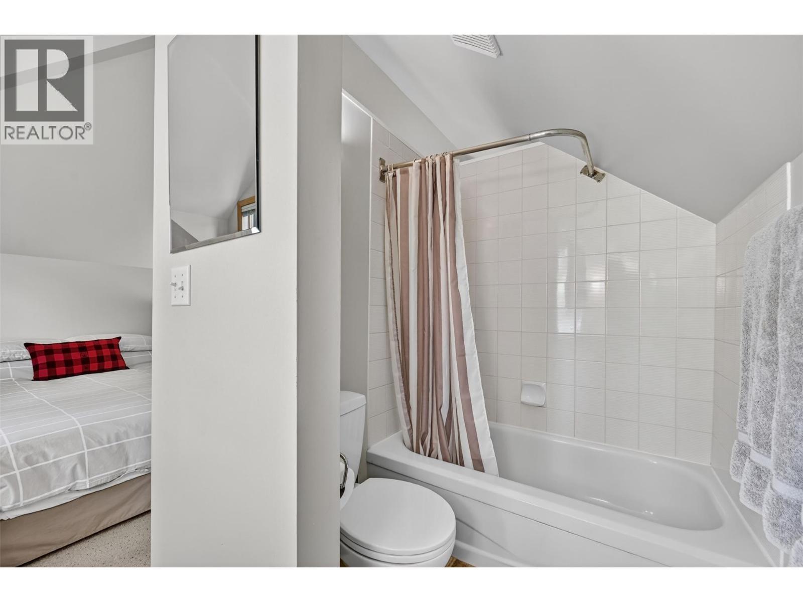 1067 Timberhill Place, Windermere, BC - Indoor Photo Showing Bathroom