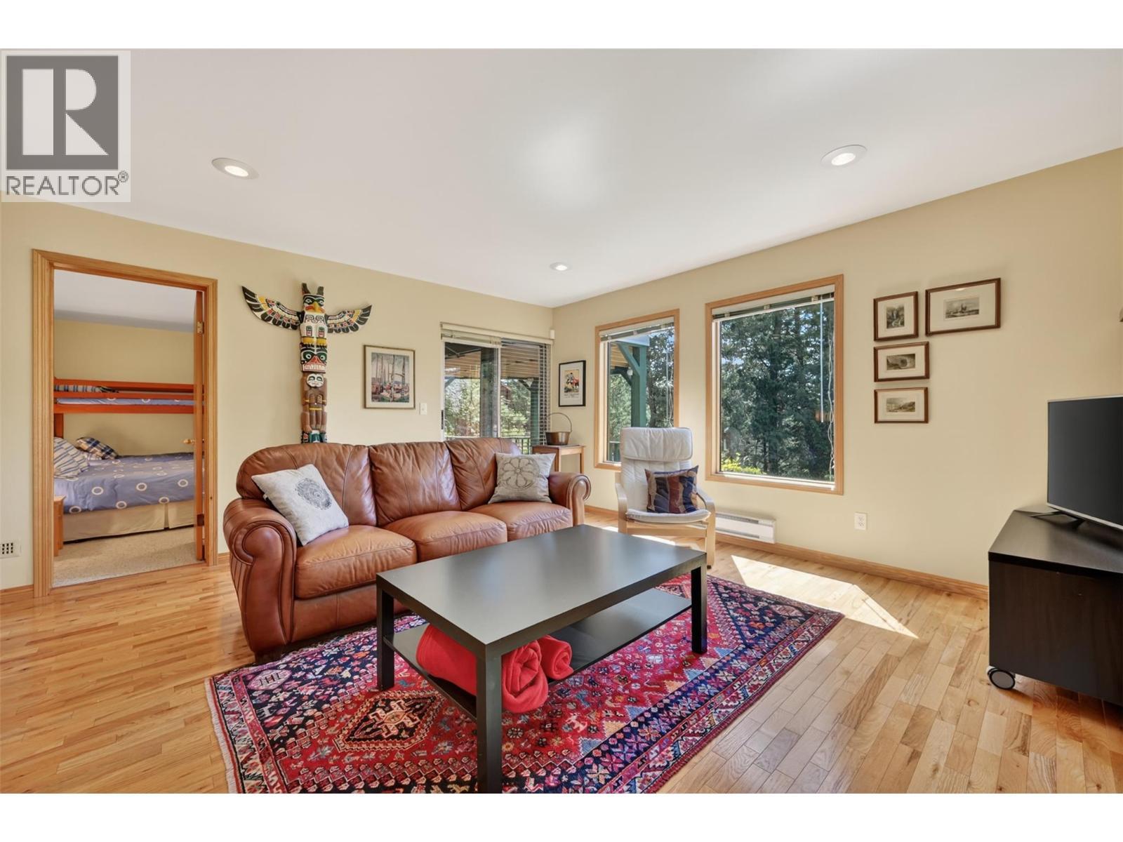 1067 Timberhill Place, Windermere, BC - Indoor Photo Showing Living Room