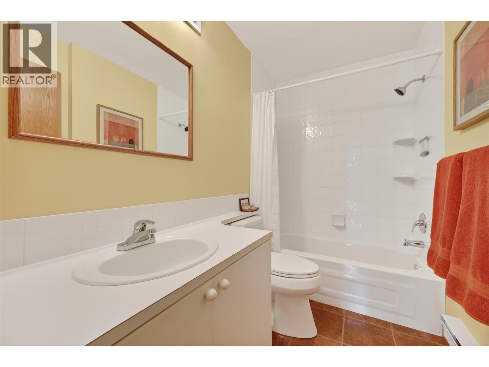1067 Timberhill Place, Windermere, BC - Indoor Photo Showing Bathroom