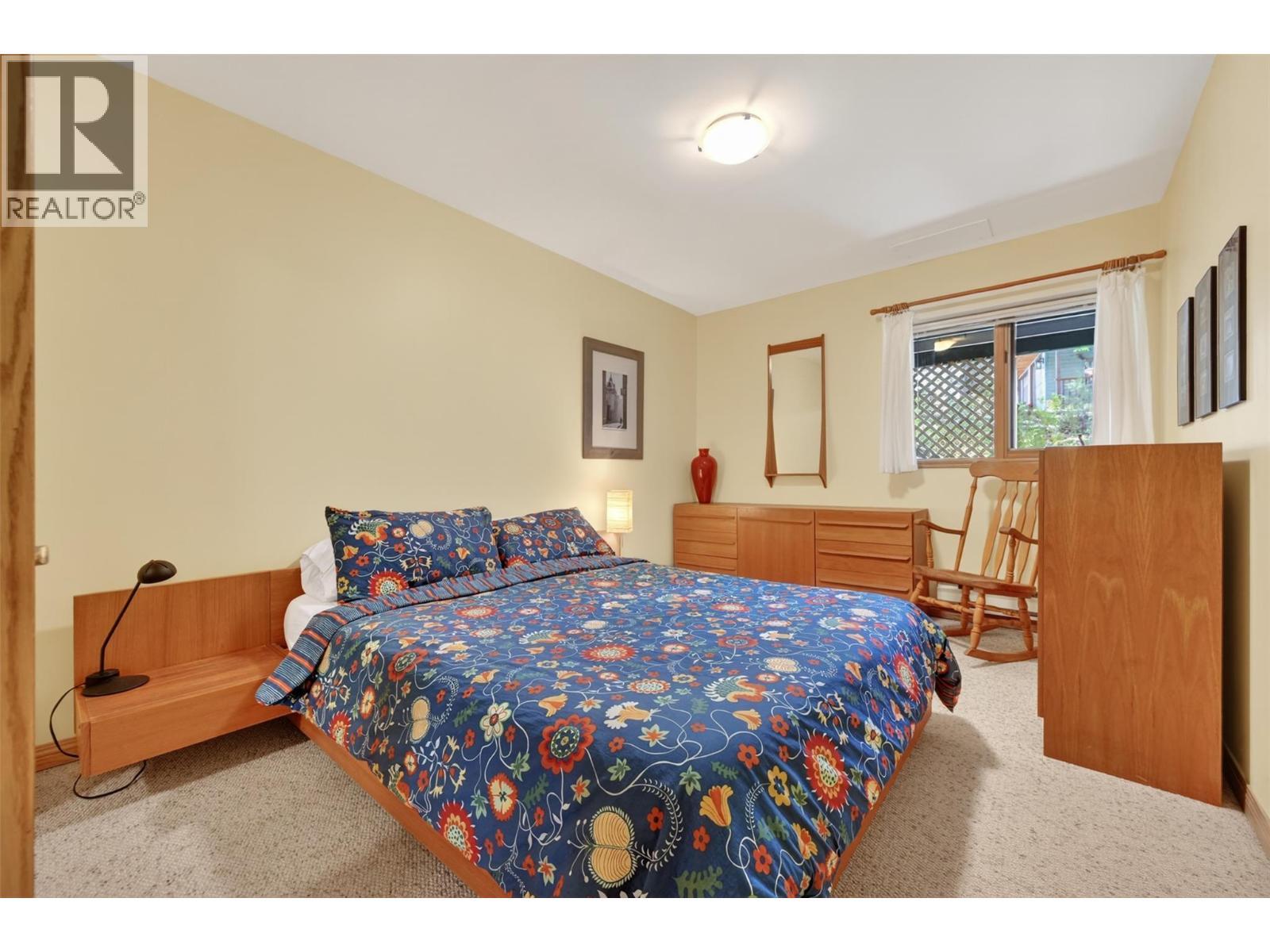 1067 Timberhill Place, Windermere, BC - Indoor Photo Showing Bedroom