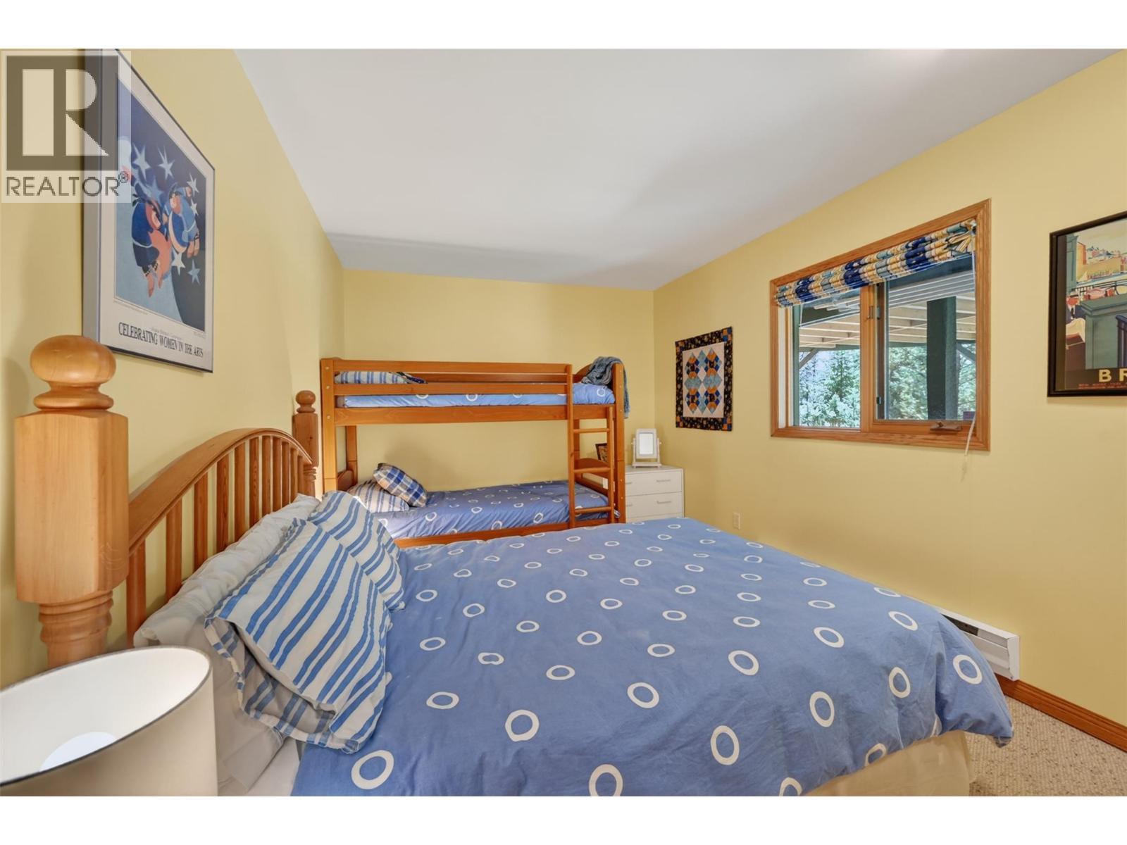 1067 Timberhill Place, Windermere, BC - Indoor Photo Showing Bedroom