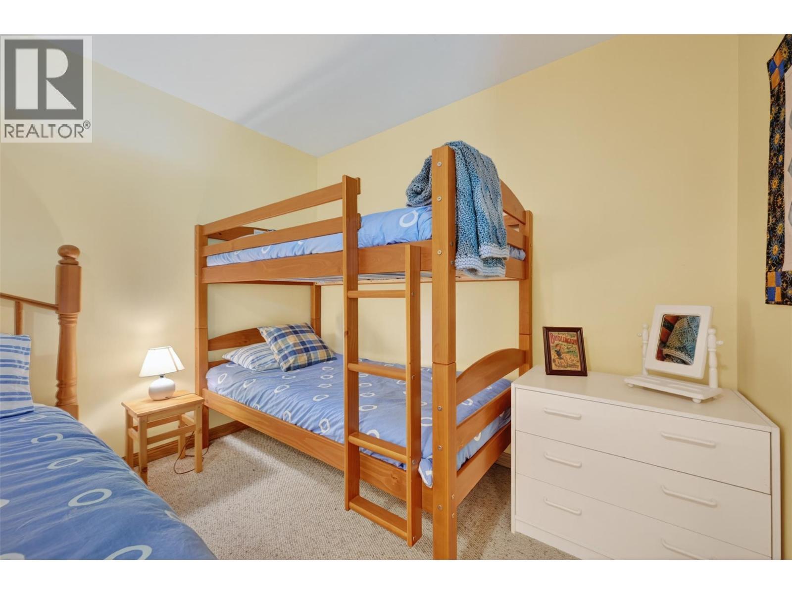 1067 Timberhill Place, Windermere, BC - Indoor Photo Showing Bedroom