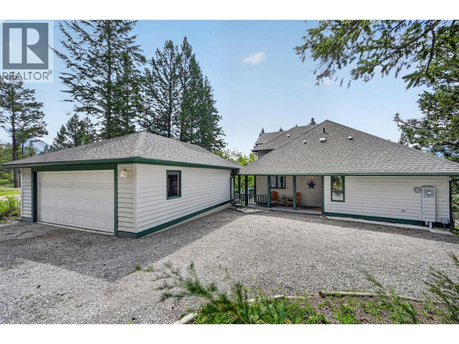 1067 Timberhill Place, Windermere, BC - Outdoor