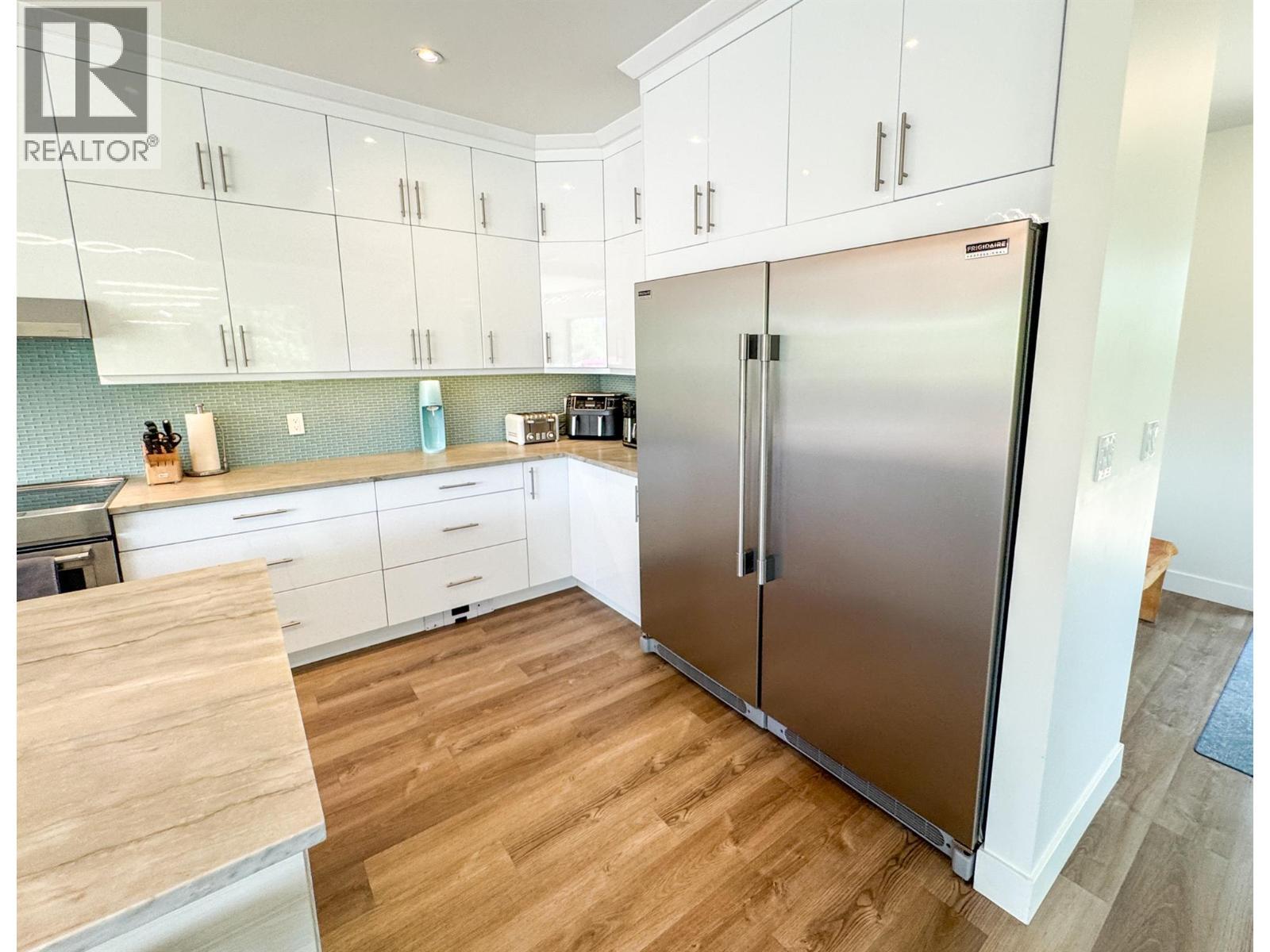 4615 Rowan Street, Windermere, BC - Indoor Photo Showing Kitchen With Upgraded Kitchen