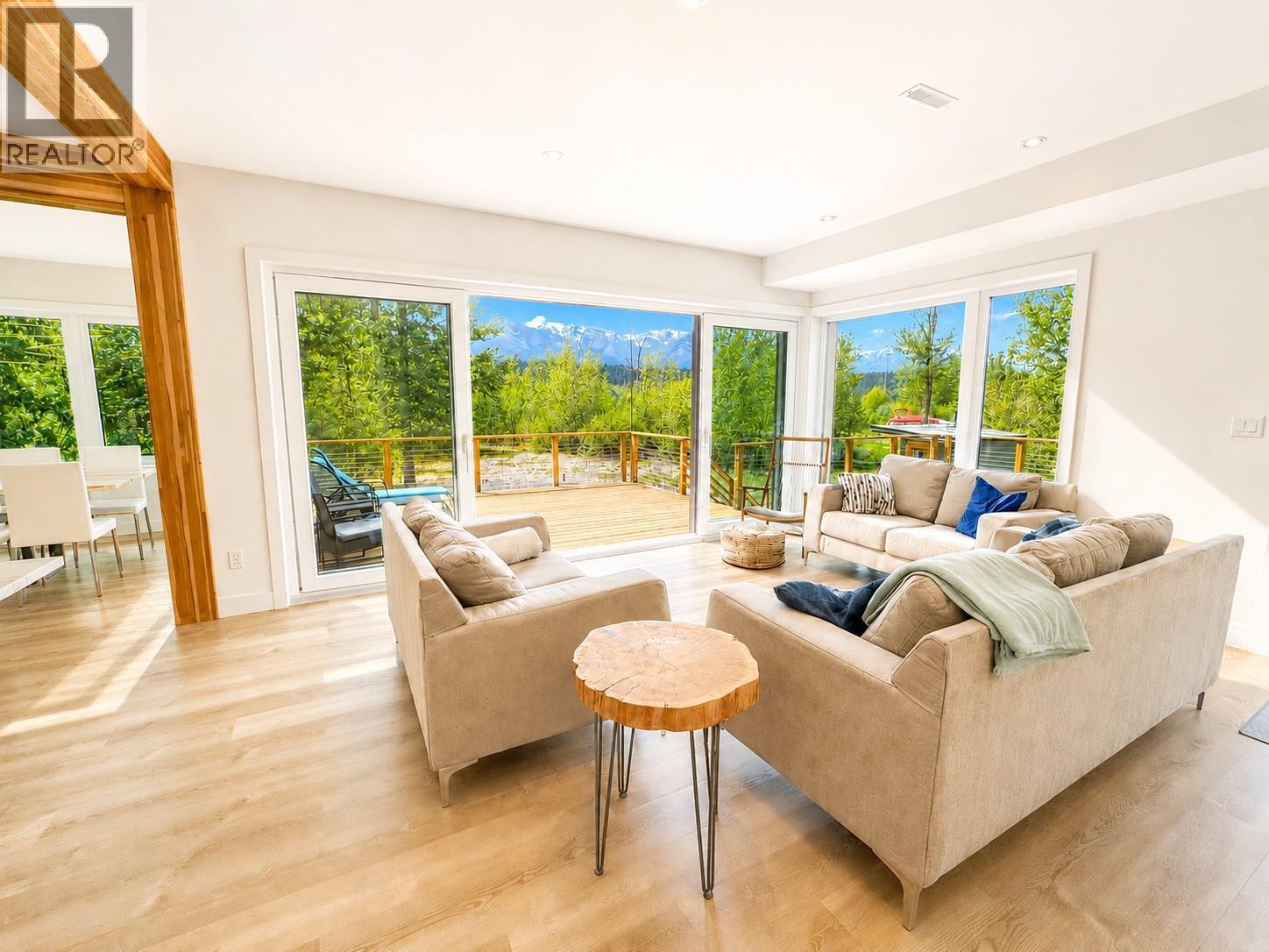 4615 Rowan Street, Windermere, BC - Indoor Photo Showing Living Room