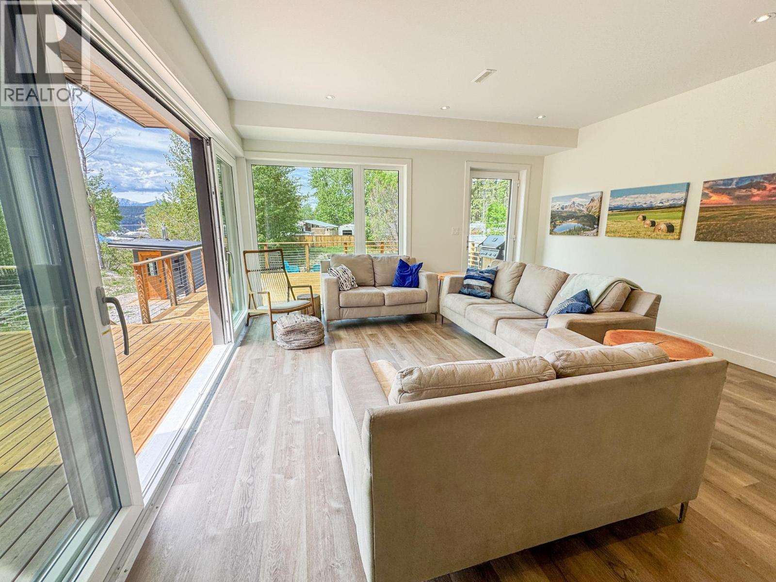 4615 Rowan Street, Windermere, BC - Indoor Photo Showing Living Room
