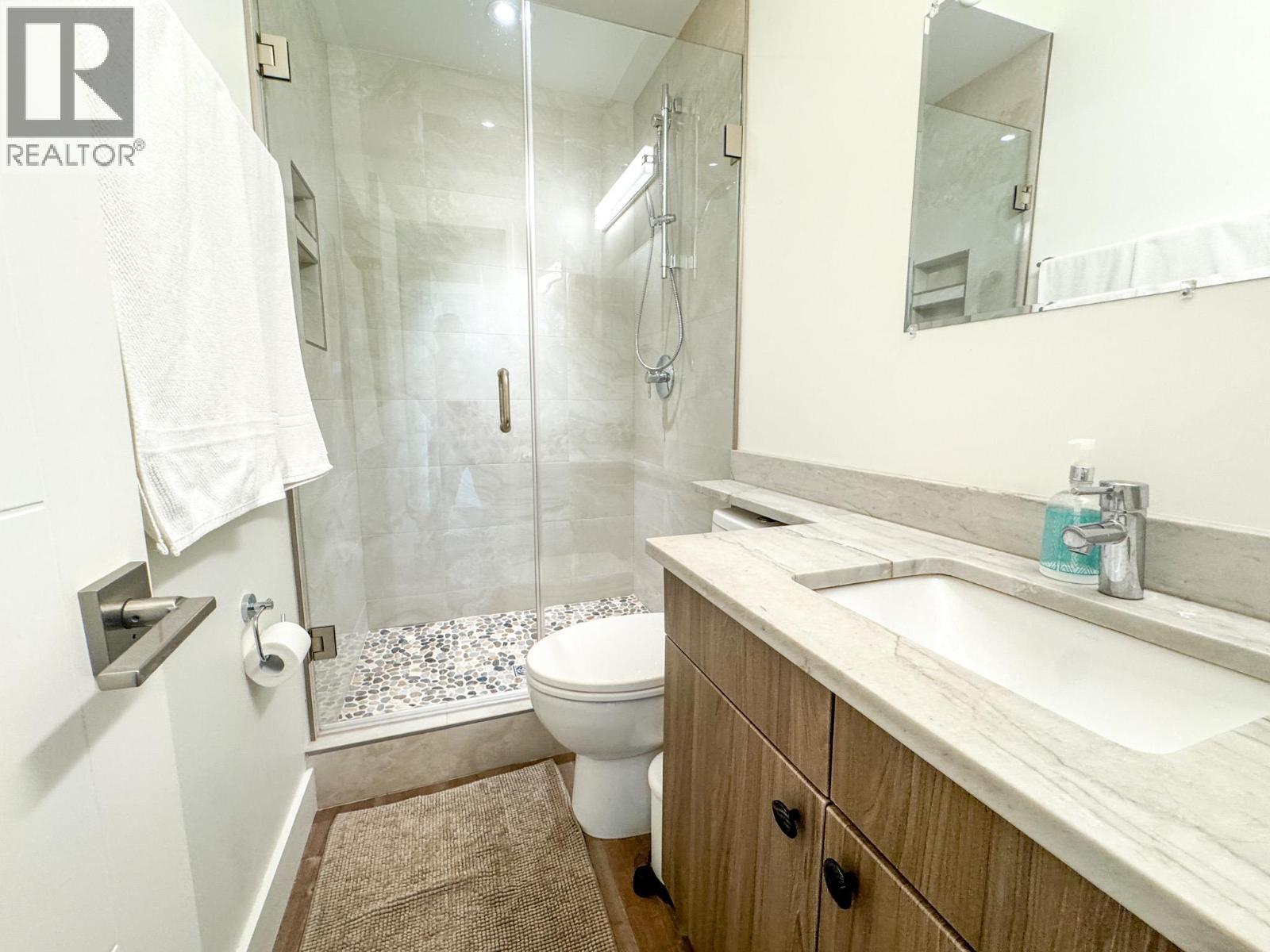 4615 Rowan Street, Windermere, BC - Indoor Photo Showing Bathroom