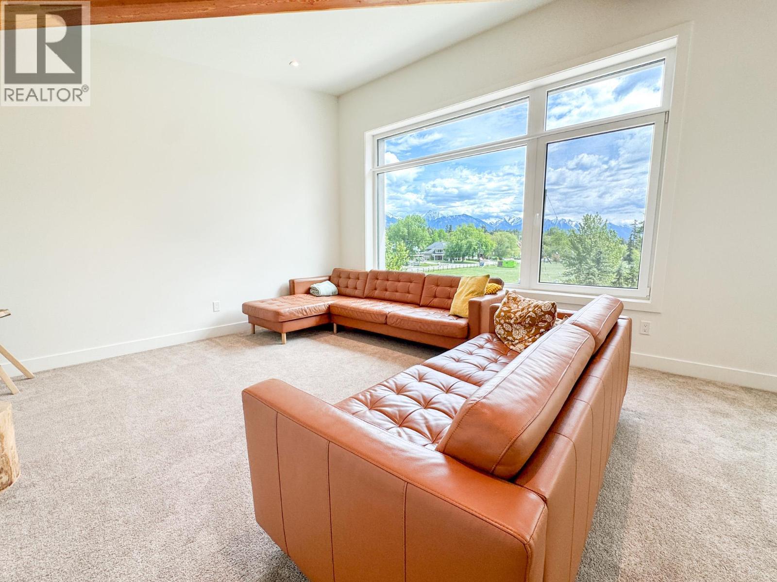 4615 Rowan Street, Windermere, BC - Indoor Photo Showing Living Room