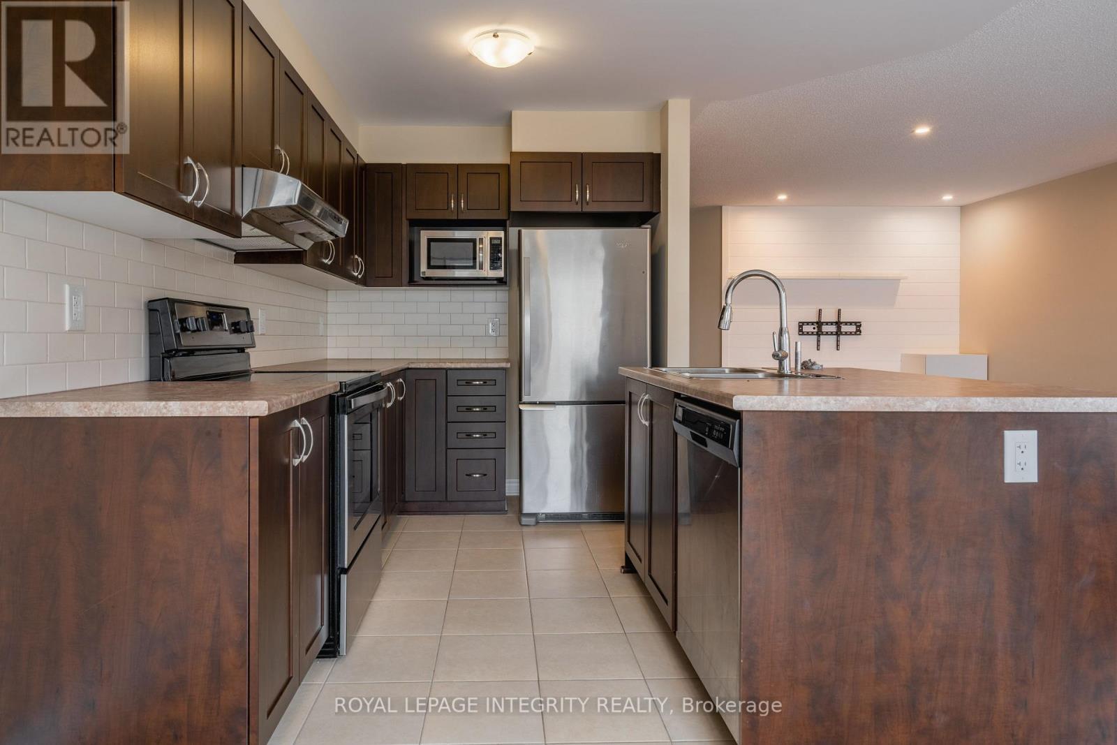 71 Fallengale Crescent, Ottawa, ON - Indoor Photo Showing Kitchen With Upgraded Kitchen